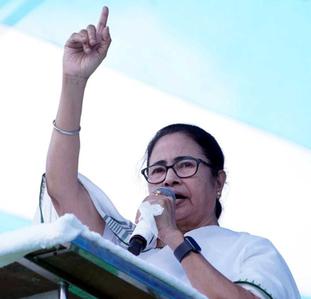 जनता को भिखारी बनाने वाले अब टीएमसी नेताओं को चोर बता रहे : ममता बनर्जी